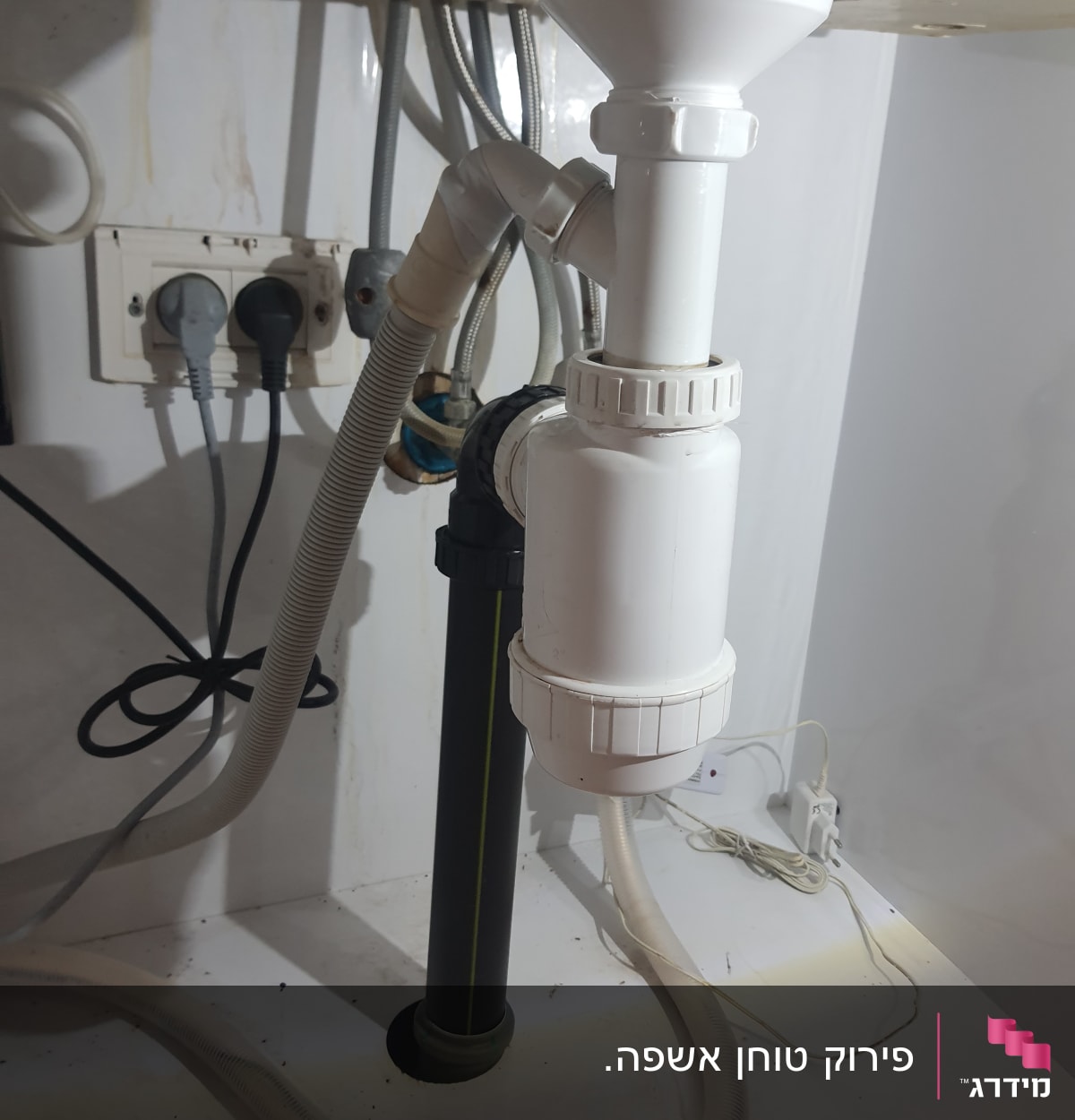 צנרת פלסטיק מתחת לכיור עם חיבורים